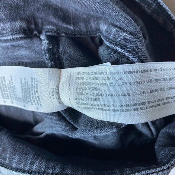 Hollister, washed black Ultra High Rise Mom Short 3”, size 5/27 - Picture 8 of 8